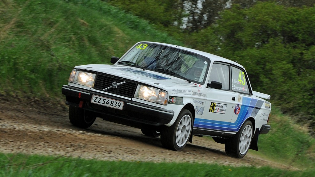 Kurt Mejer og Steen Bøgelund på en af de mange grusveje i Stoholm Rally 2021
(Foto: rallypics.dk / Viggo Johansen)